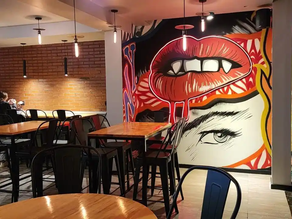 El local, ubicado en Alem 675, cuenta con comodidades y una ambientación para disfrutar de una experiencia 360º