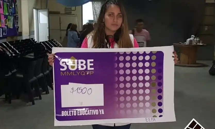 Los alumnos escriben en una SUBE gigante el costo mensual que les significa viajar para estudiar.