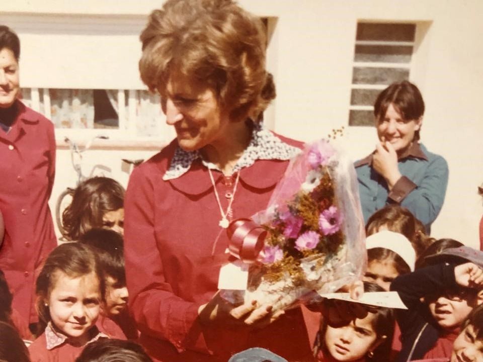 En el Jardín N° 8, Haydée Shaade rodeada de niños y niñas.