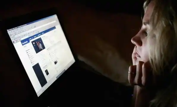 Revisar el Facebook de la pareja es un delito federal para la Corte