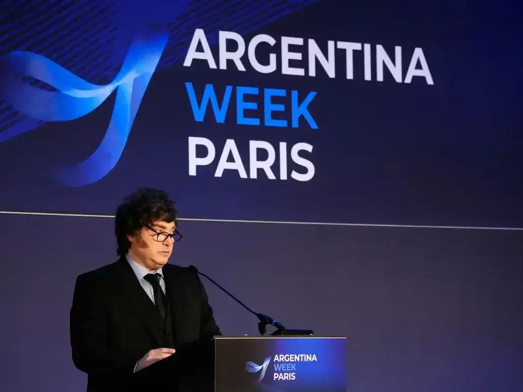El presidente Javier Milei durante su discurso en el evento Argentina Week en París, donde presentó su agenda política y económica ante líderes europeos con el objetivo de fortalecer las relaciones internacionales y atraer inversiones al país.