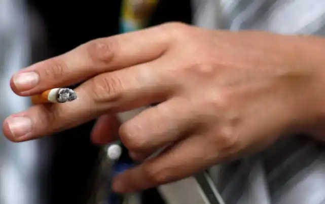 Avanza la prohibición de fumar en plazas, parques y espacios públicos de la Provincia