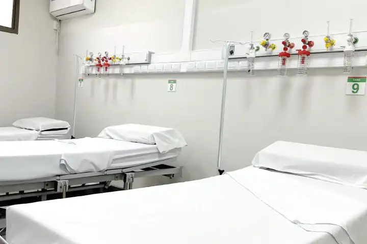 Extranjeros no residentes deberán tener seguro de salud o pagar la atención en hospitales nacionales