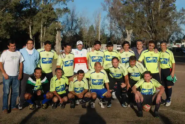 Sargento Cabral ganó y mantiene la punta en la AFAG, Central Larroque en los veteranos 