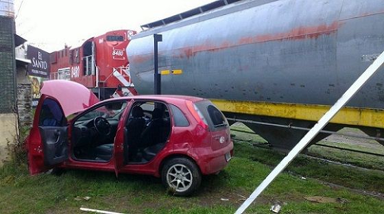 Choque entre tren y auto en Bahía Blanca quedó grabado en video 