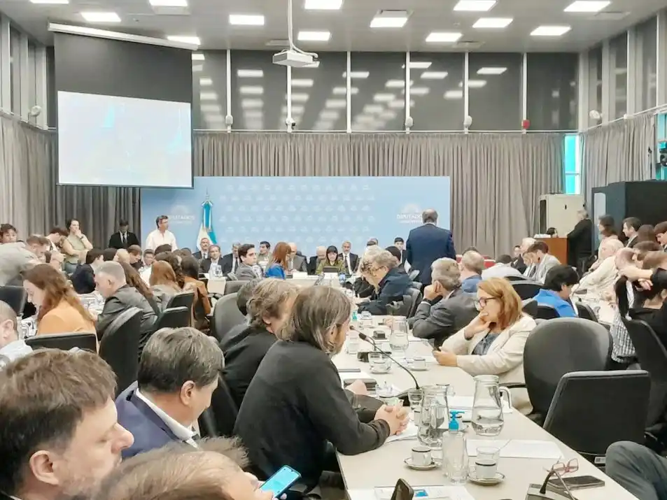 La oposición logró avanzar con el dictamen del proyecto para redistribuir el impuesto a los combustibles