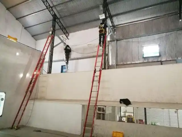 Trabajan en la nueva iluminación 
del trinquete de Gimnasia y Esgrima