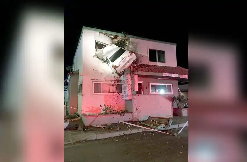 Un vehículo quedó incrustado en el segundo piso de un edificio
