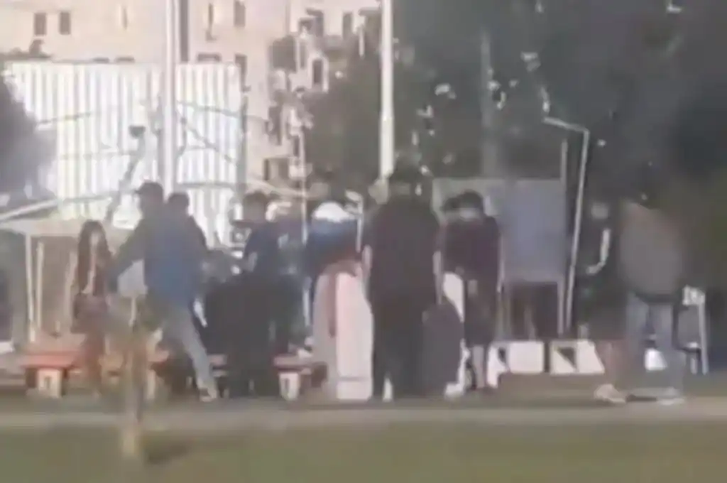Todo el hecho fue grabado por testigos, y el asesino fue detenido.