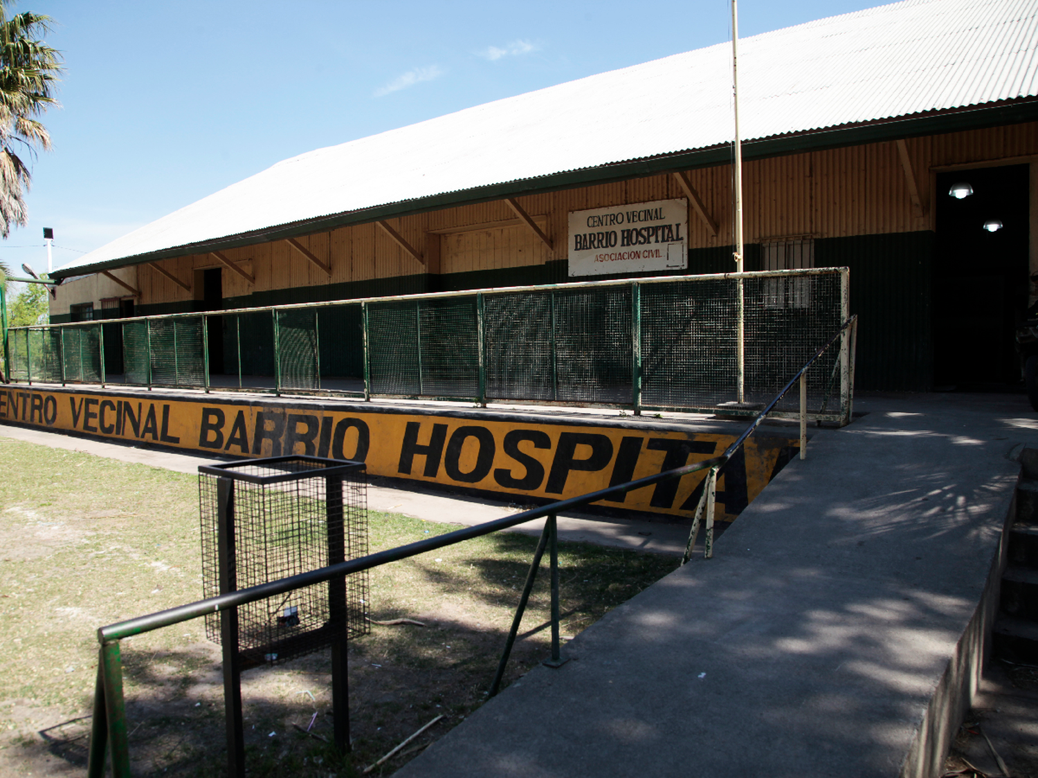 Barrio Hospital colocó nuevos carteles contra minibasurales