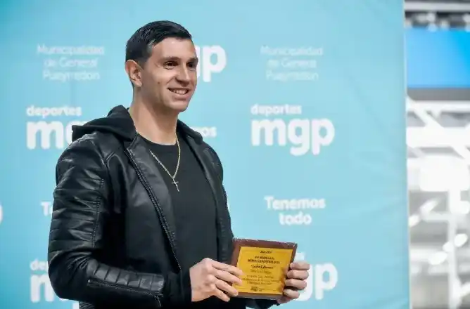 "Dibu" Martínez revolucionó Mar del Plata y se emocionó al ser distinguido por el Concejo Deliberante 