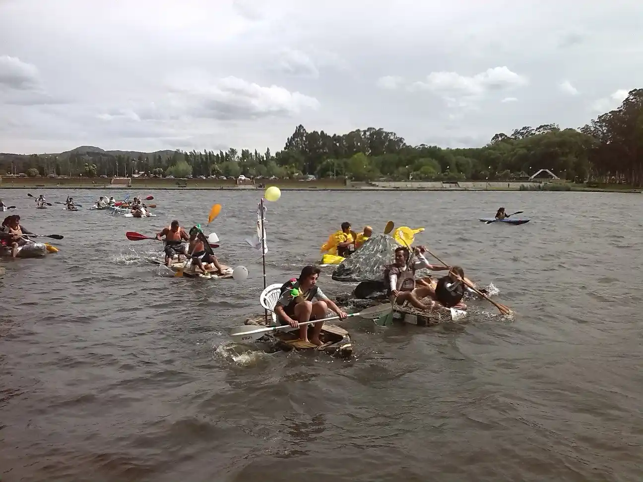 Se realiza la regata de embarcaciones construidas con elementos recuperados