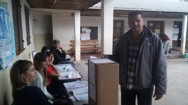 El precandidato a vice Juan José Cabrera votó en Pueblo Belgrano