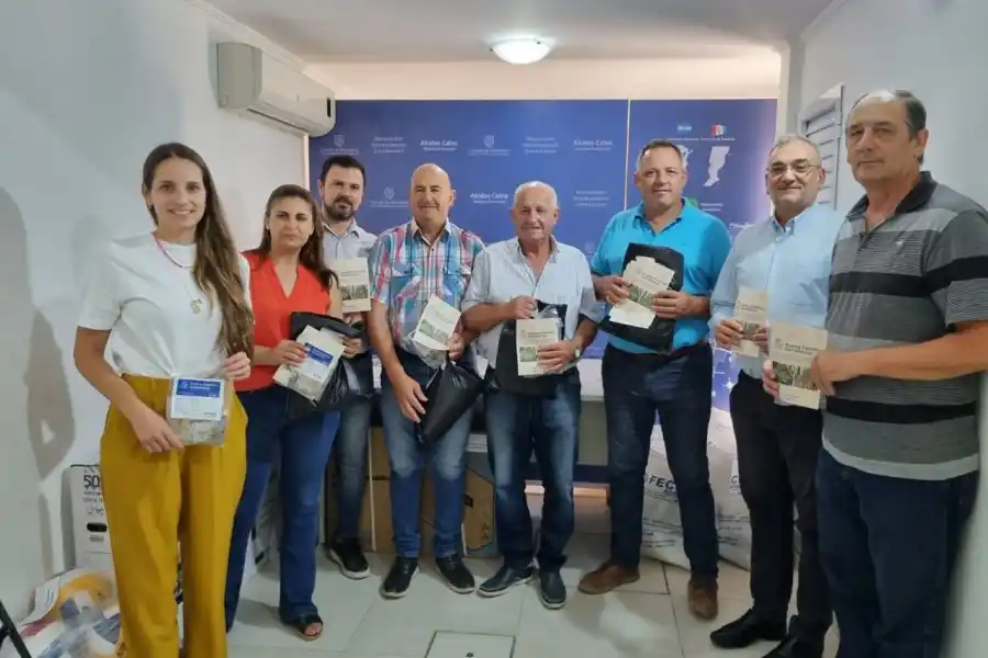 El senador Alcides Calvo y la secretaria de Ambiente y Movilidad, María Paz Caruso hicieron entrega de semillas a representantes de localidades vecinas en el marco del Programa Huerta Familiar Santafesina.