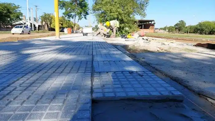 Colocación de baldosas en la  Avenida Eva Perón