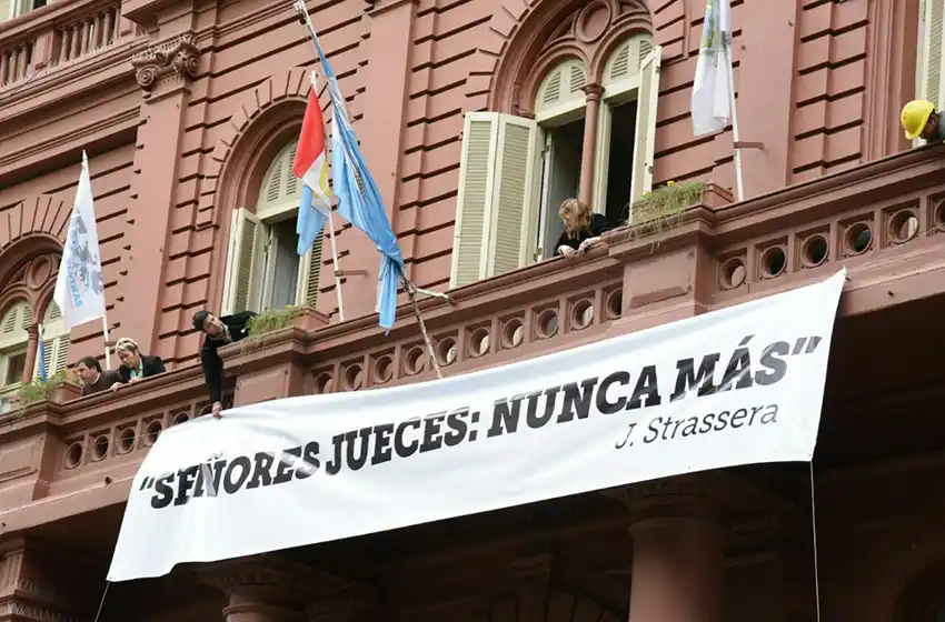 La democracia debe un «Nunca más»