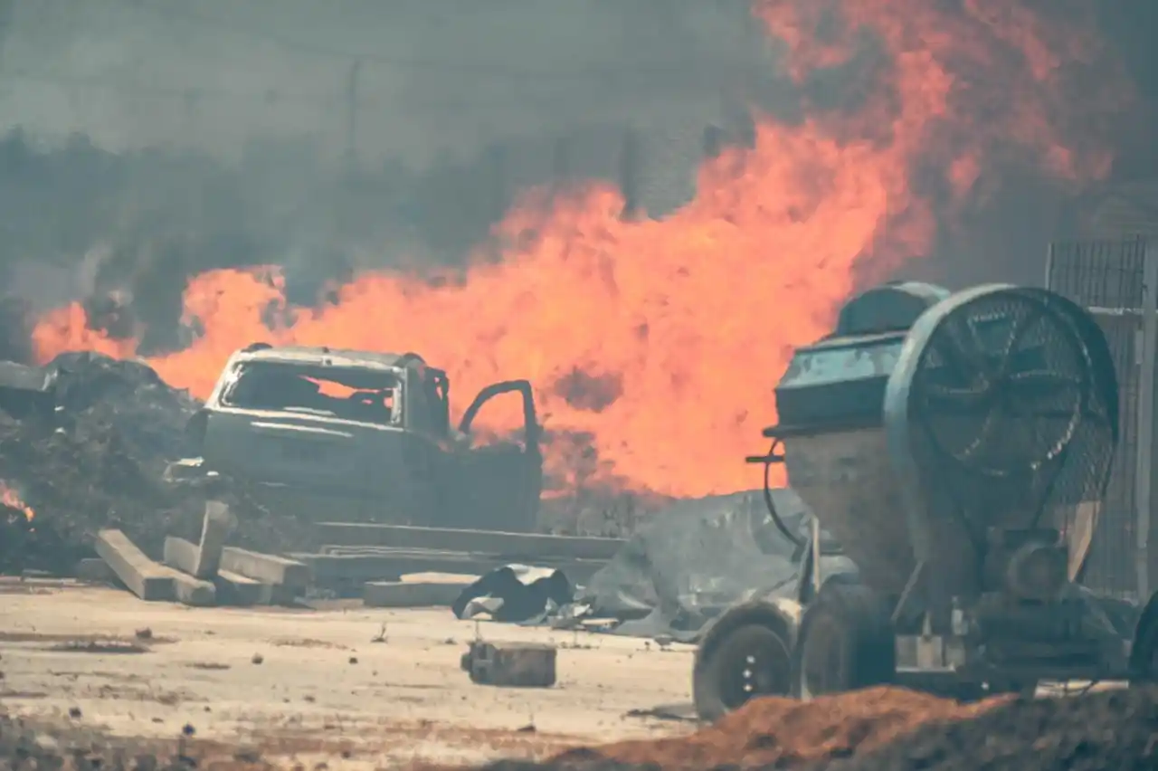Las imágenes del incendio: Así fue el fuego en la fábrica de pallets del Acceso Sur
