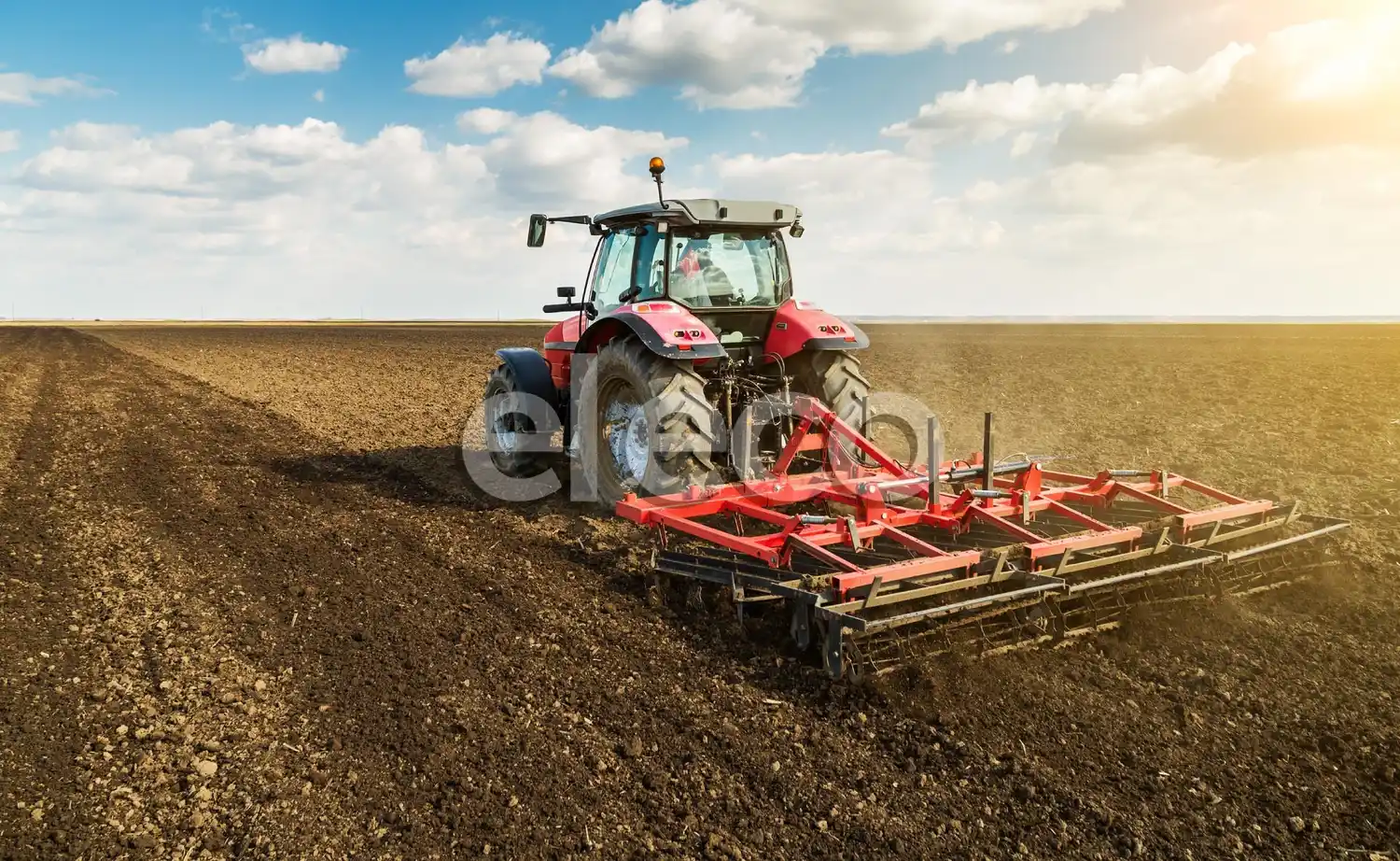 Los tractores y su gente, fundamental en el campo.