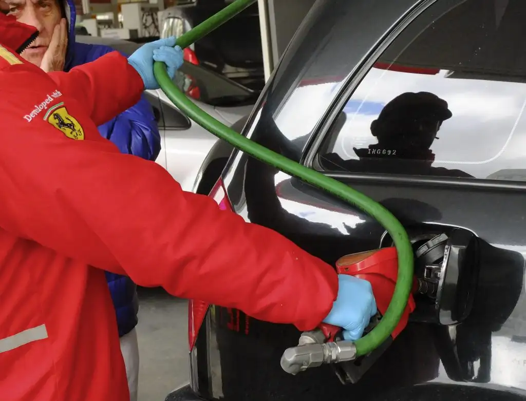 El Gobierno autorizó un aumento de cinco por ciento en el precio de los combustibles