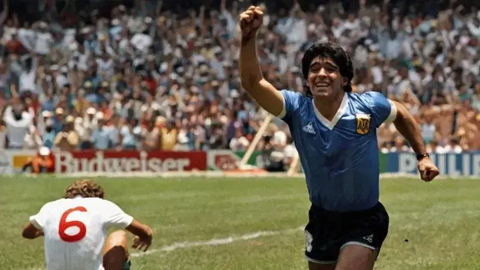 El inolvidable Argentina vs Inglaterra de 1986, con el mejor gol de los mundiales en que Diego recorrió 68 metros dejando seis rivales en el camino, durante 11 segundos.