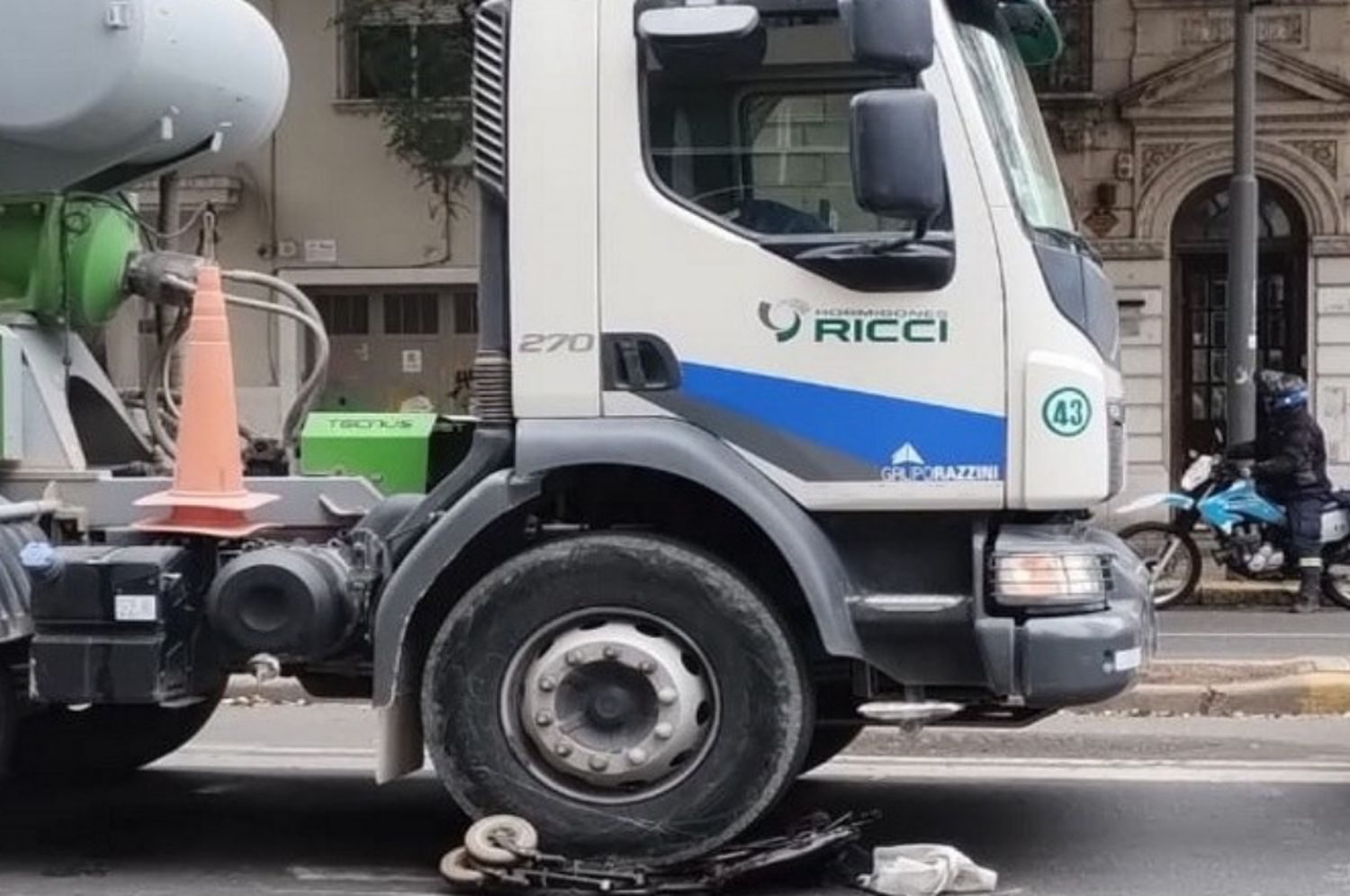 La silla de ruedas quedó debajo del camión. (@radio 2)