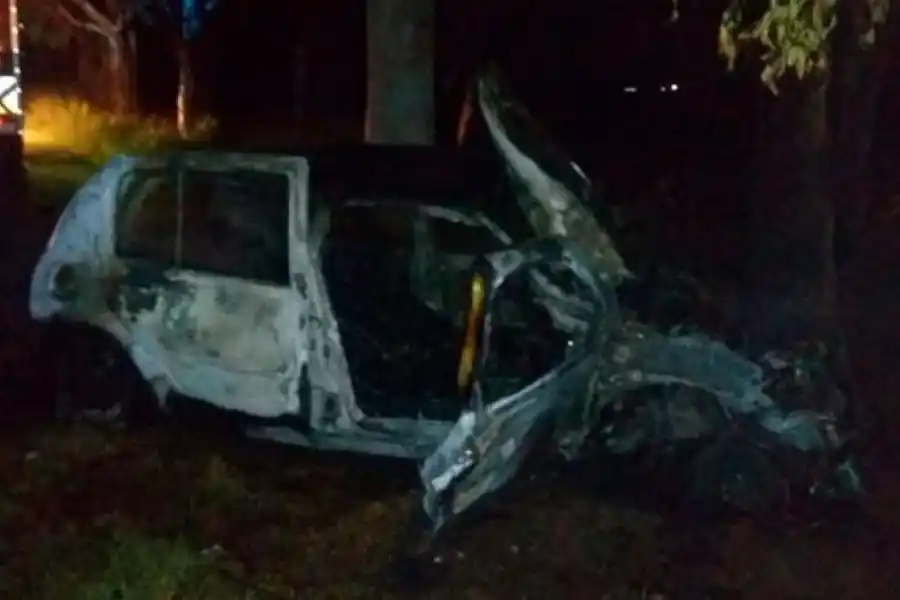 Accidente fatal: despistó, chocó contra un árbol y su acompañante de 25 años de edad falleció en el acto