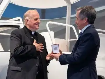 Presentaron el móvil que usará León XIV
