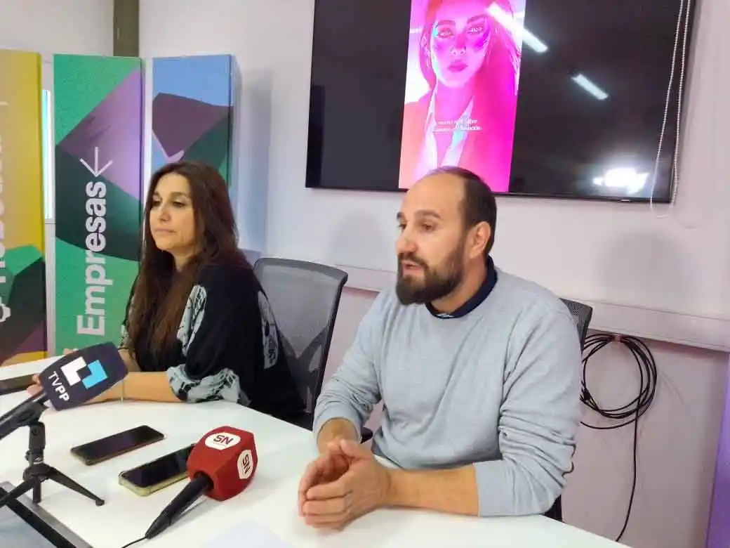 La directora Ejecutiva de la Agencia Pampeana de Ciencias, Tecnología e Innovación Abierta (CITIA), Verónica Duarte, y el director de Gobierno de CITIA, Fernando Stachiotti, presentaron el evento.