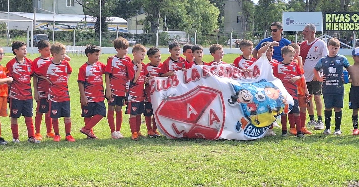 Tras la consagración a nivel provincial, La Academia Asociación Deportiva, Categoría 2016 buscará el fin de semana otro título y será el de la Liga Departamental de Fútbol de Gualeguay. El próximo sábado a las 12,00, en el estadio "Ricardo Taborda" estará enfrentando al local Centro Bancario Gualeguay. Hay que recordar que el equipo galarceño le ganó en semifinales por penales al fuerte equipo de Sociedad Sportiva en esta categoría.