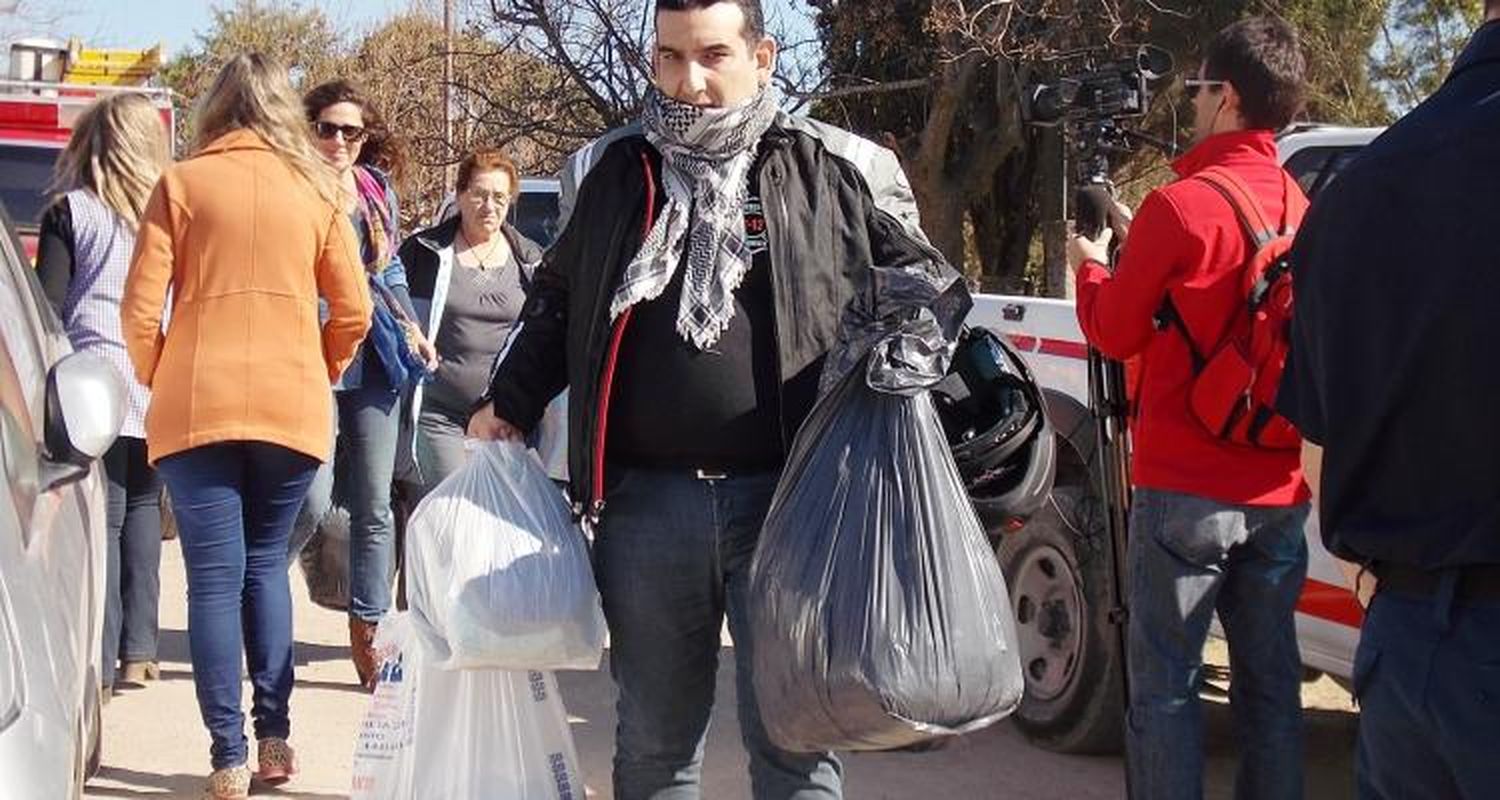 “Bomberos en Ruta” entregó ropa y mercadería a alumnos de la Escuela de La Tosquera