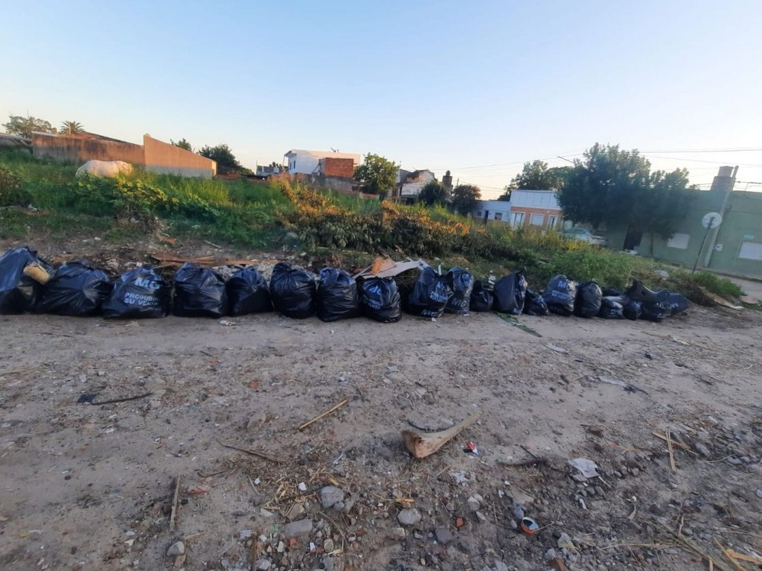 Continúan las tareas de limpieza de microbasurales en el ejido de la ciudad