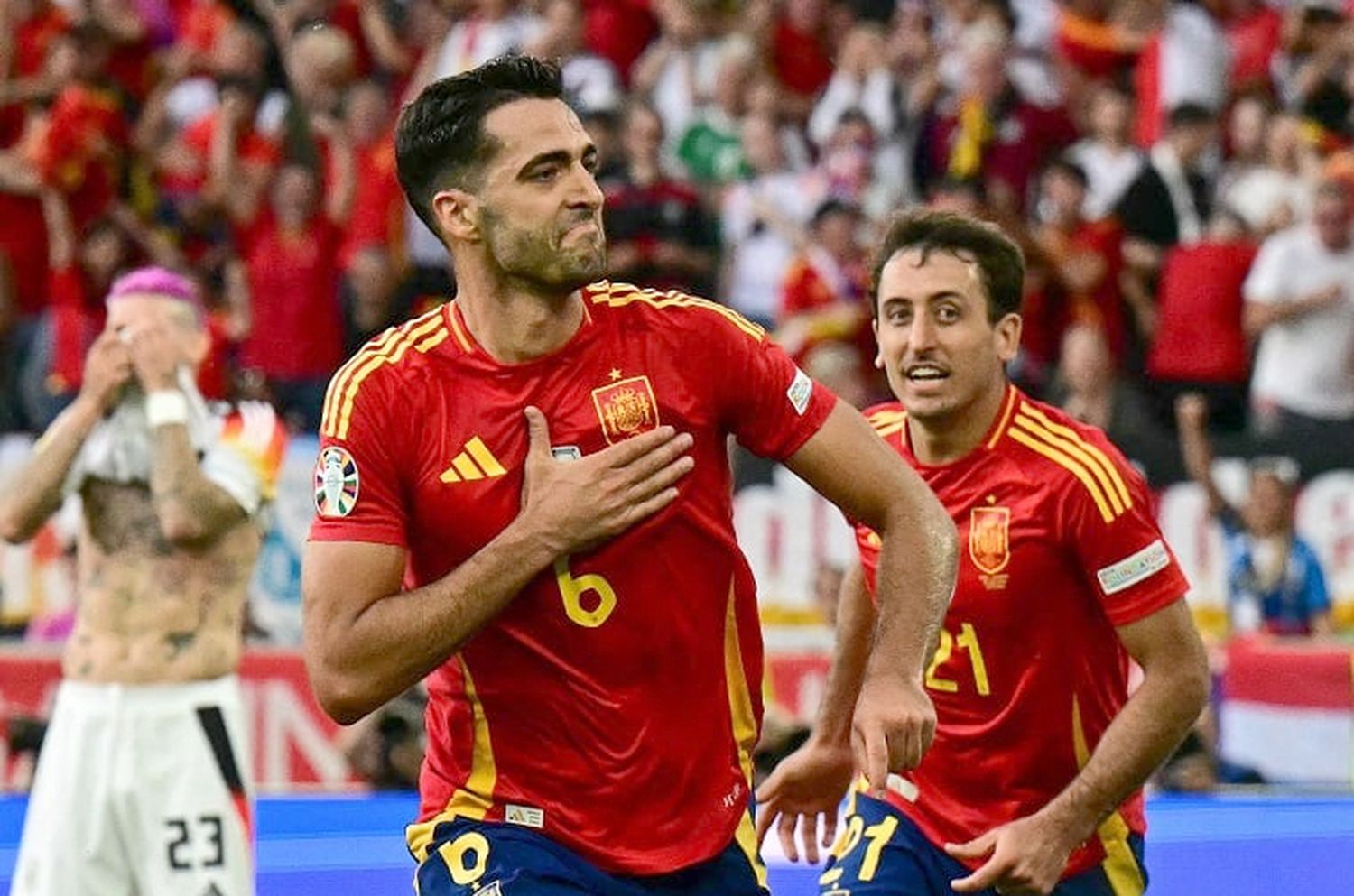 El festejo de Merino, el héroe español en la serie ante Alemania.