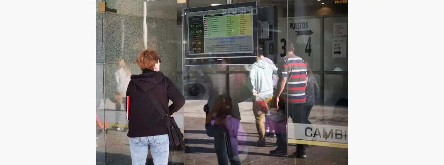 El dólar supera los $ 41,70 y sube el riesgo país