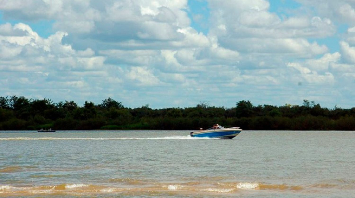 Un guardavidas y un policía lograron rescatar a un hombre que se estaba ahogando en el río Uruguay