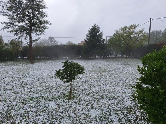 Jueves Santo pasado por agua: Granizo, alerta amarilla y una tarde donde "se hizo de noche"