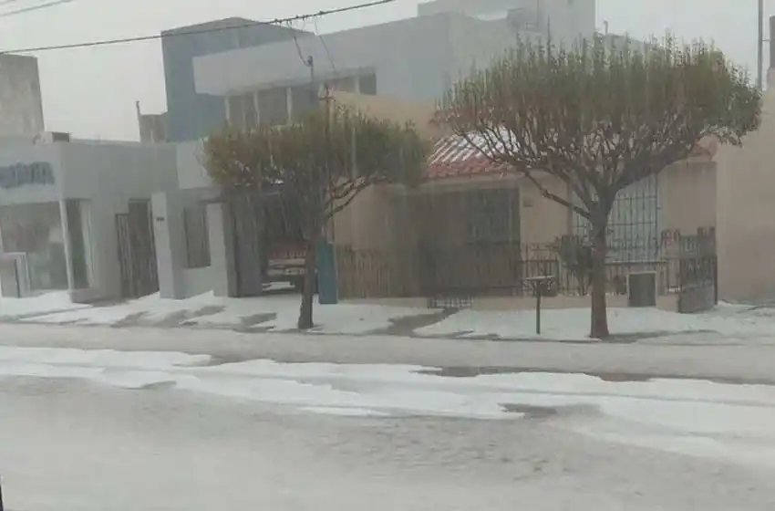 Impresionante caída de granizo tiñó de blanco a una localidad cordobesa