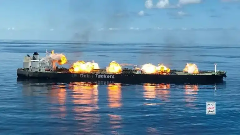 Explosiones en la cubierta del petrolero de bandera griega Sounion en el Mar Rojo, en esta imagen difundida el 29 de agosto de 2024. (Medios Militares Hitíes/Distribuida vía REUTERS)