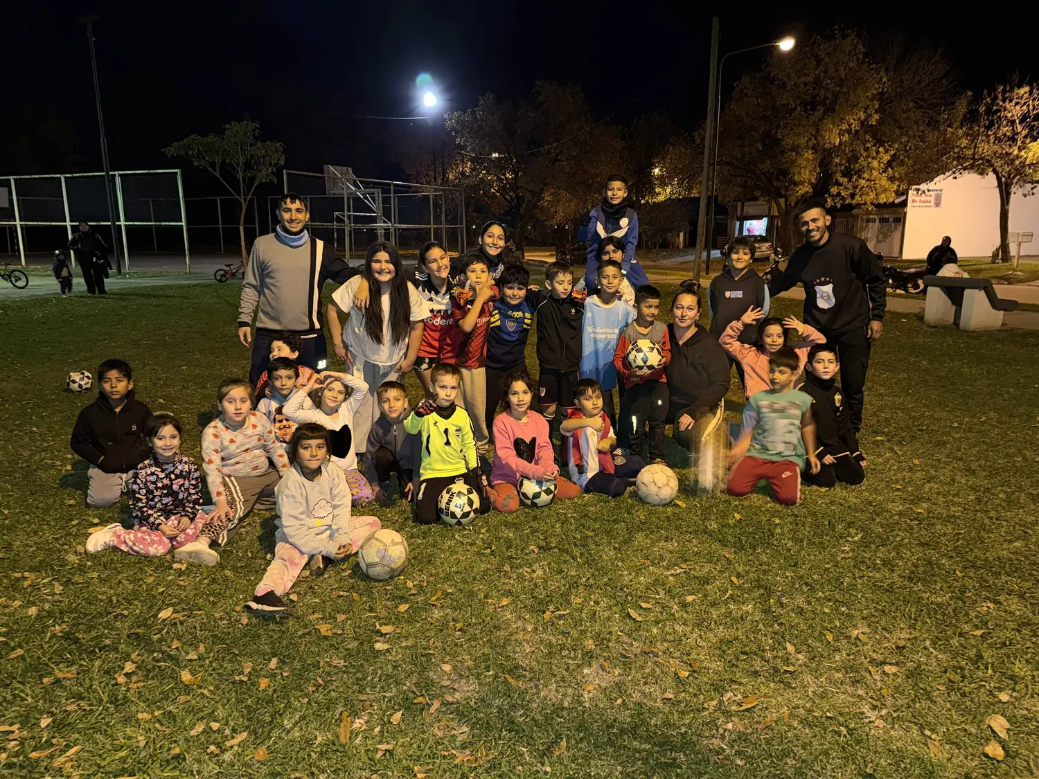 Una pelota, una merienda y un lugar para crecer: la escuelita que abraza a los chicos del barrio Luján
