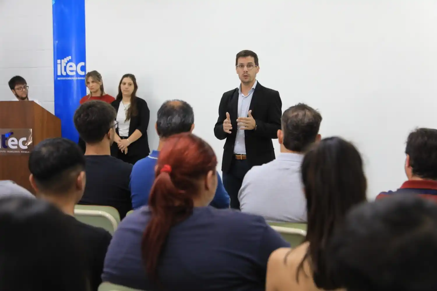 Entrega del certificado del Centro Municipal de Capacitación en Oficios