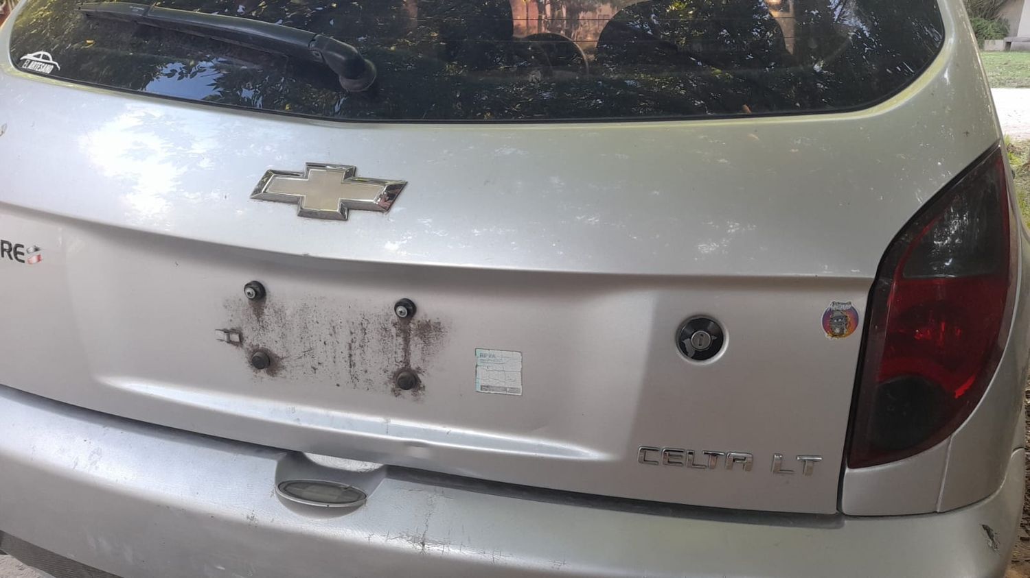 El sábado le robaron las chapas patentes del auto que estaba estacionado en Salta 980.