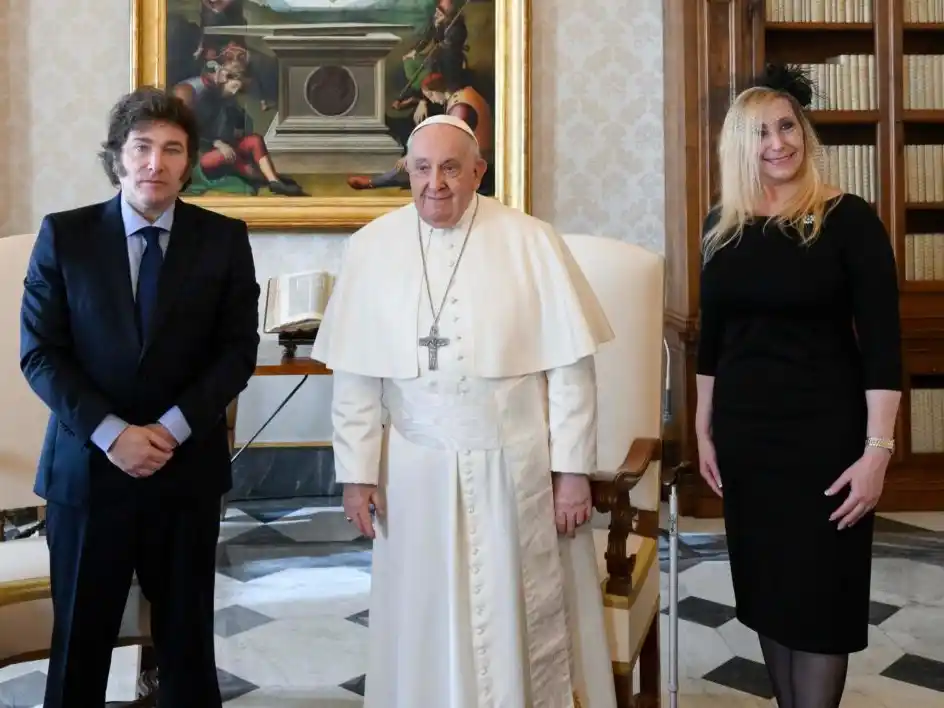 El Presidente argentino encabezará la delegación oficial que participará del funeral de Jorge Bergoglio, tras decretar siete días de duelo nacional.