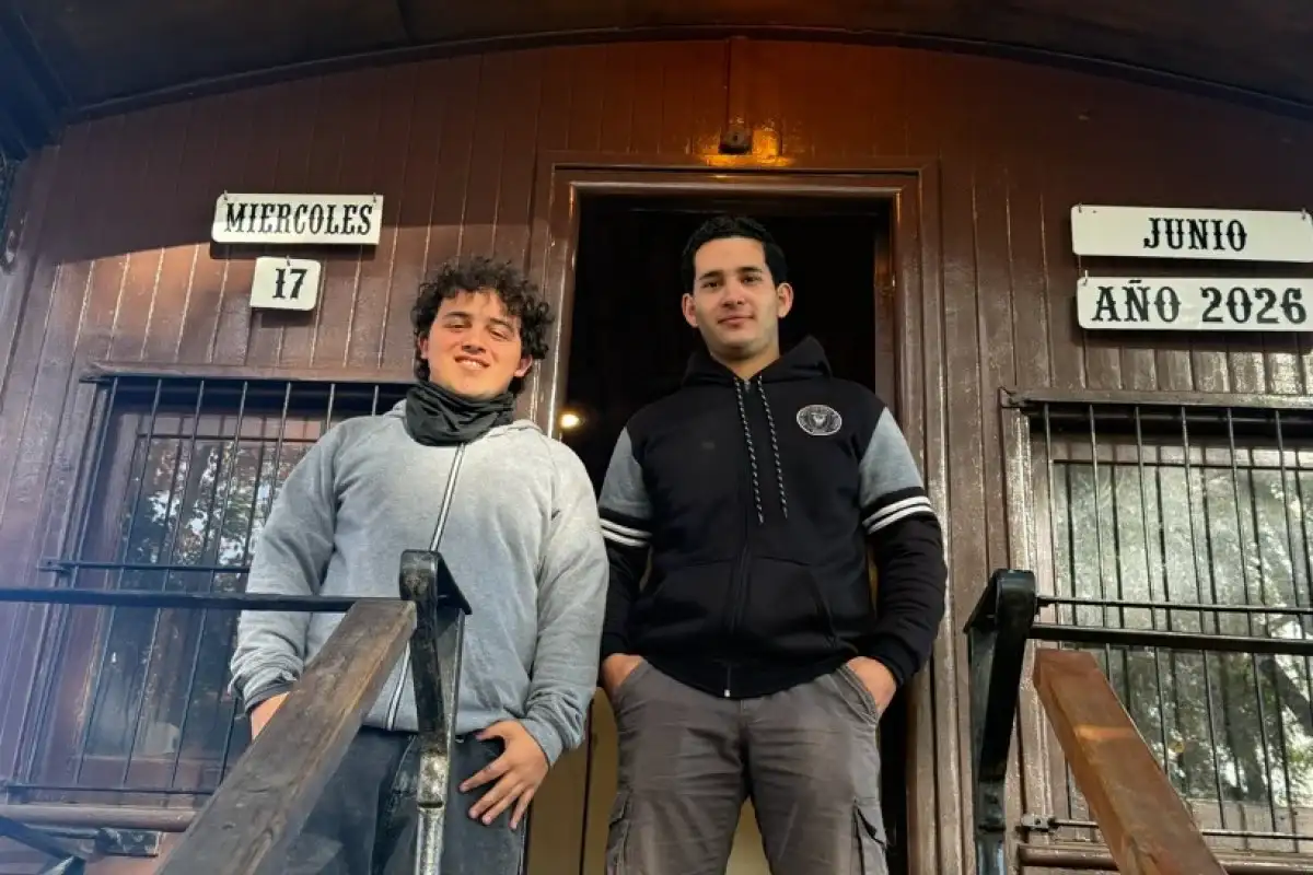 Quiénes son los alumnos de la Escuela Técnica N°2 que trabajan en la restauración eléctrica de un antiguo coche ferroviario