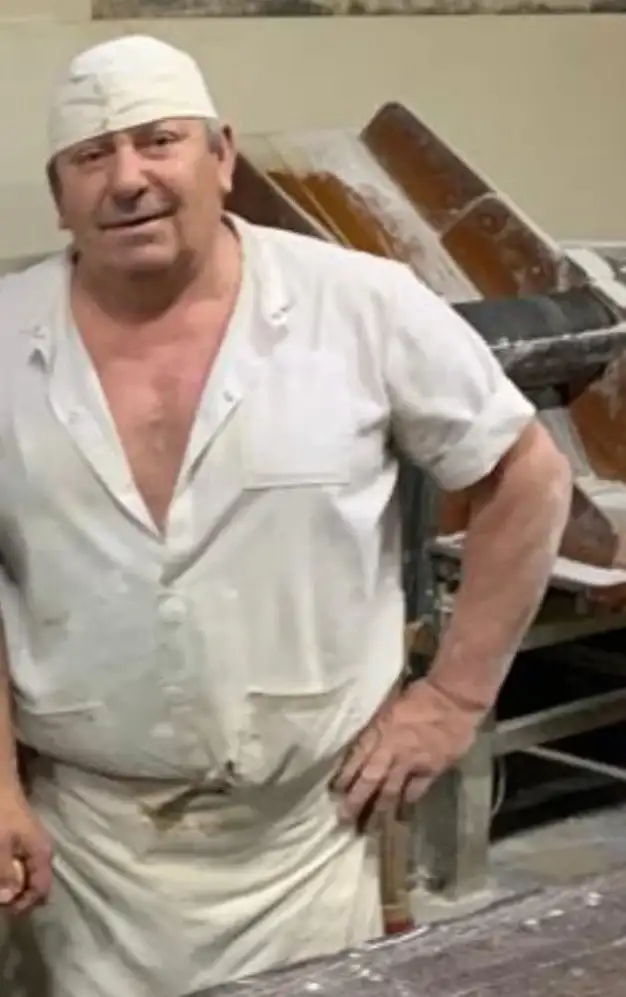 Luis Alberto Castillo trabajando en la cuadra-
