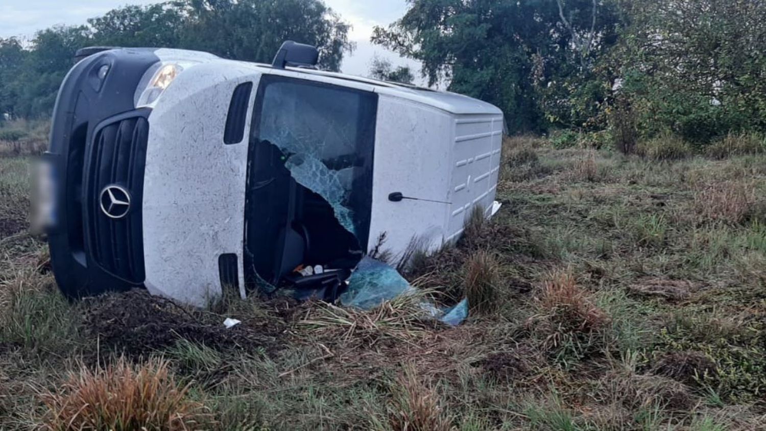 Una camioneta con cuatro ocupantes volcó en jurisdicción de El Sombrerito 