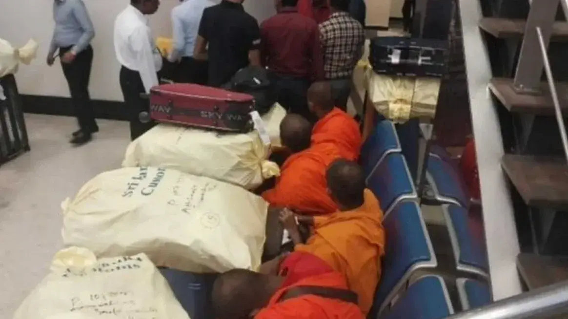 Detuvieron a 22 monjes budistas con más de 110 kilos de cannabis en un aeropuerto de Sri Lanka