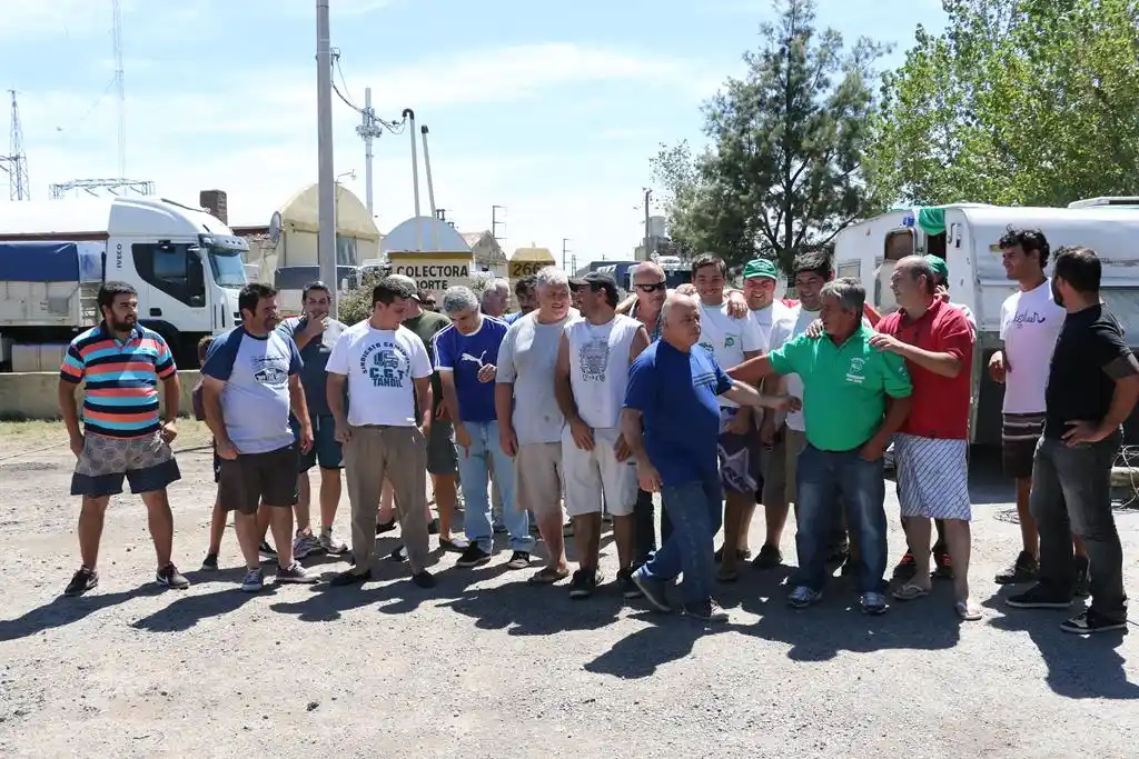 Transportistas de La Unión realizan paro por incumplimiento de convenio