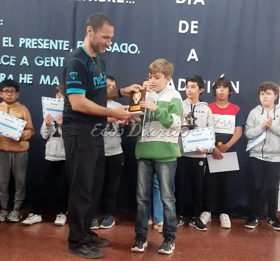 Pablo Bagalá entrega premio del Grand Prix a Valentin Martínez