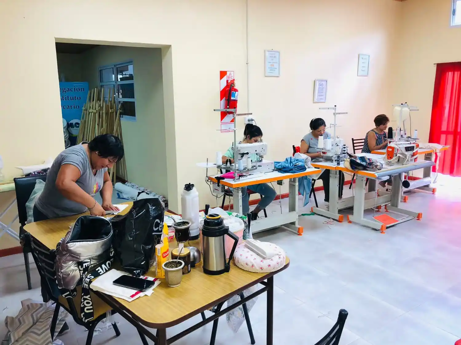 Los talleres textiles municipales cumplen la función de una optimización de recursos y capital humano.