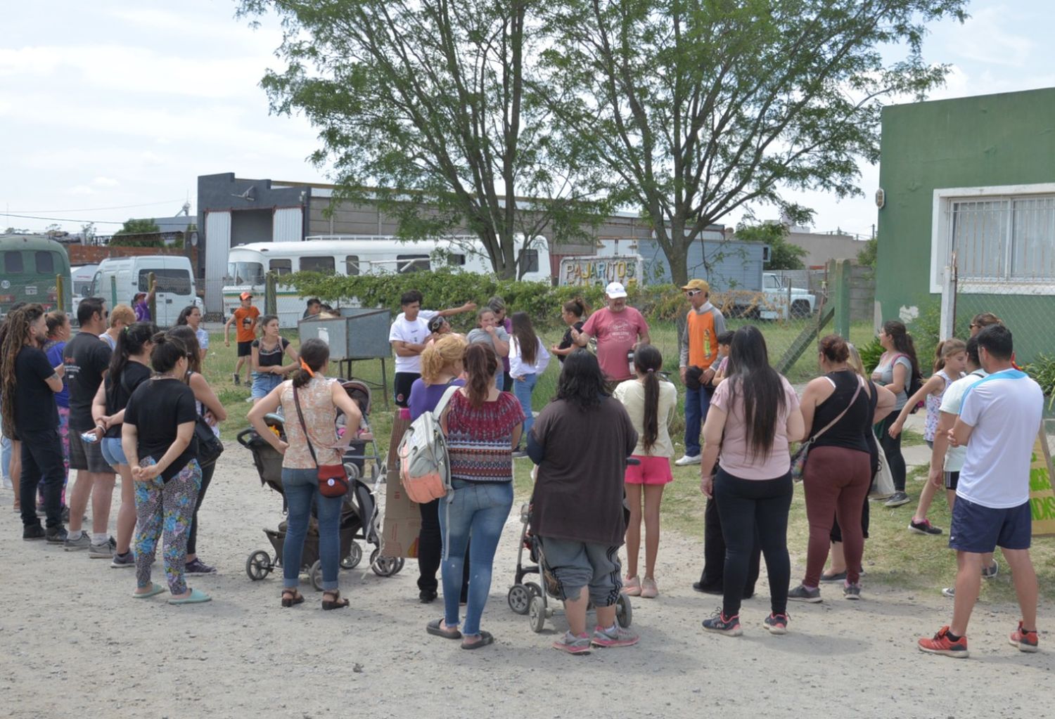 Familias y vecinos se movilizaron a Pajaritos de la Calle pidiendo que no cierren el Centro de Día