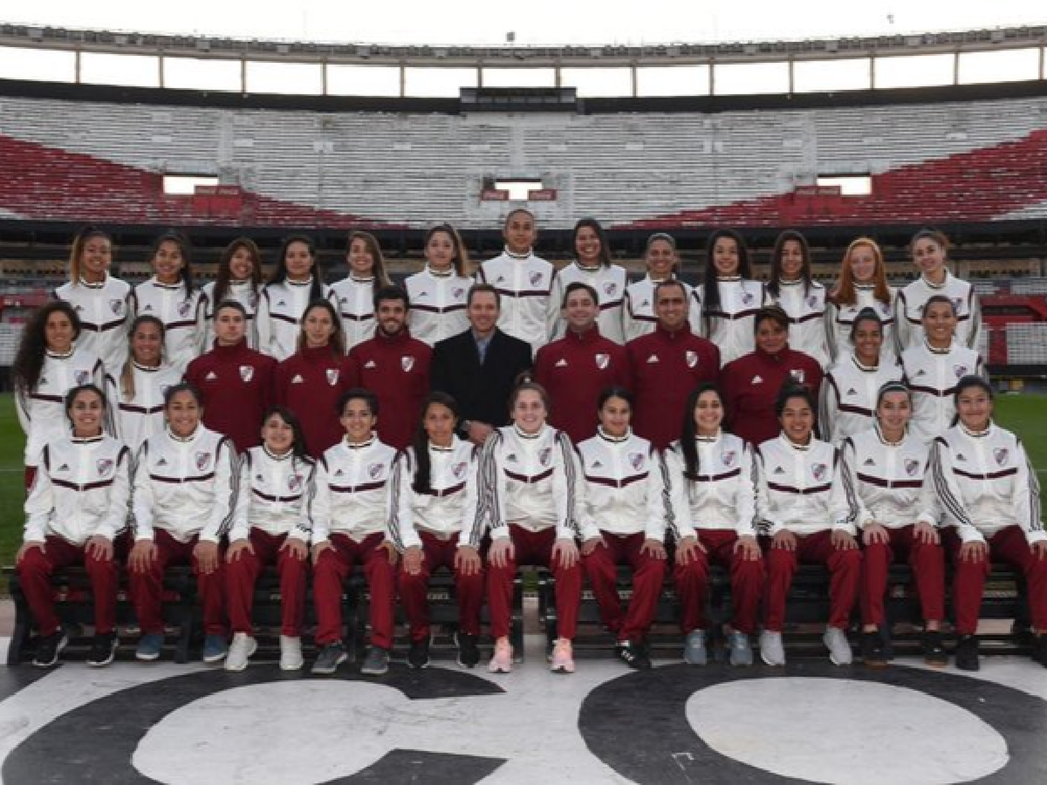 River presentó su plantel de fútbol femenino con 15 jugadoras profesionales